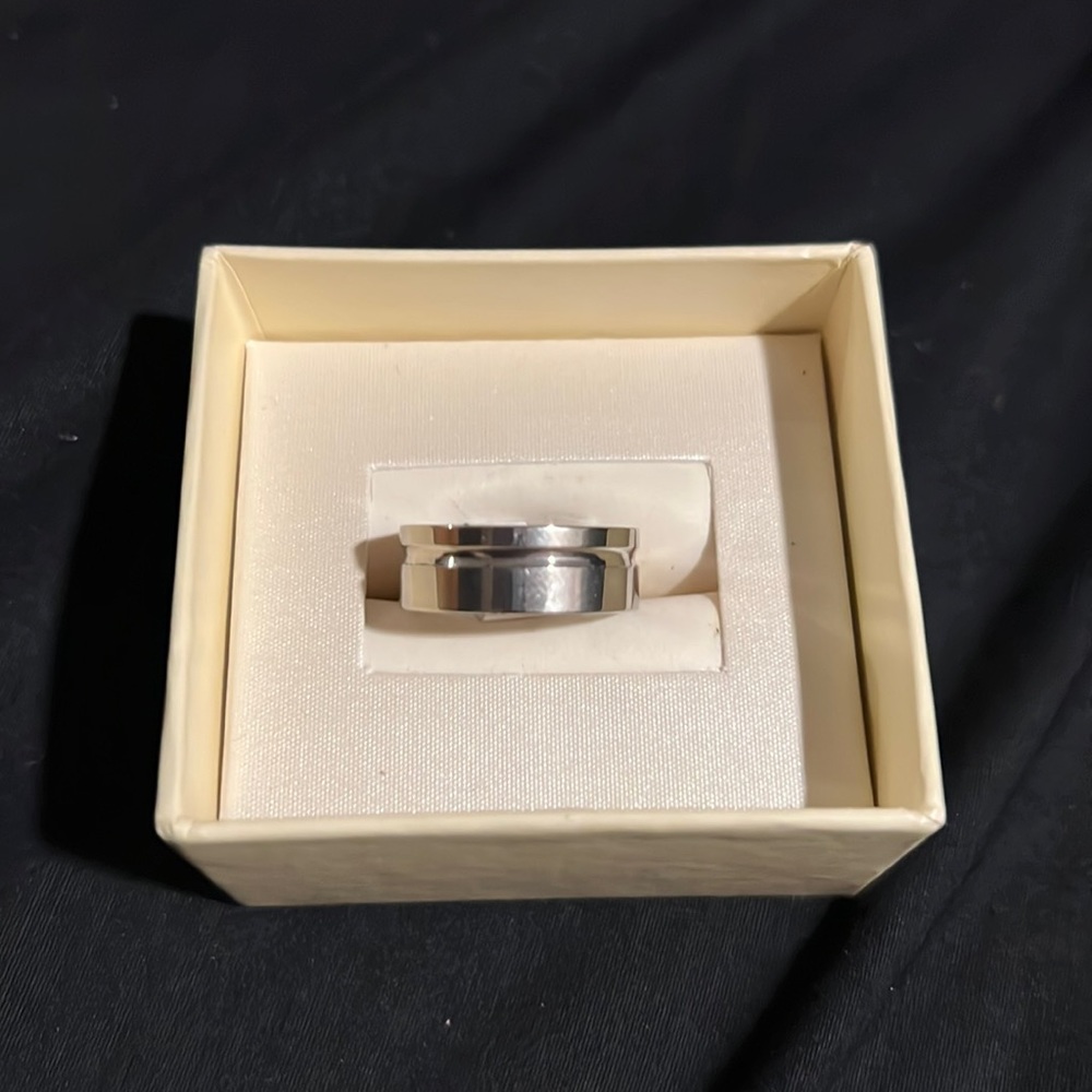 STAINLESS STEEL SILVER BAND W/ENGRAVED SINGLE STRIPE SIZE 18 = US size 7